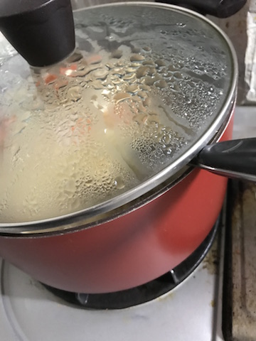 週末に作り置いた鍋いっぱいの味噌汁